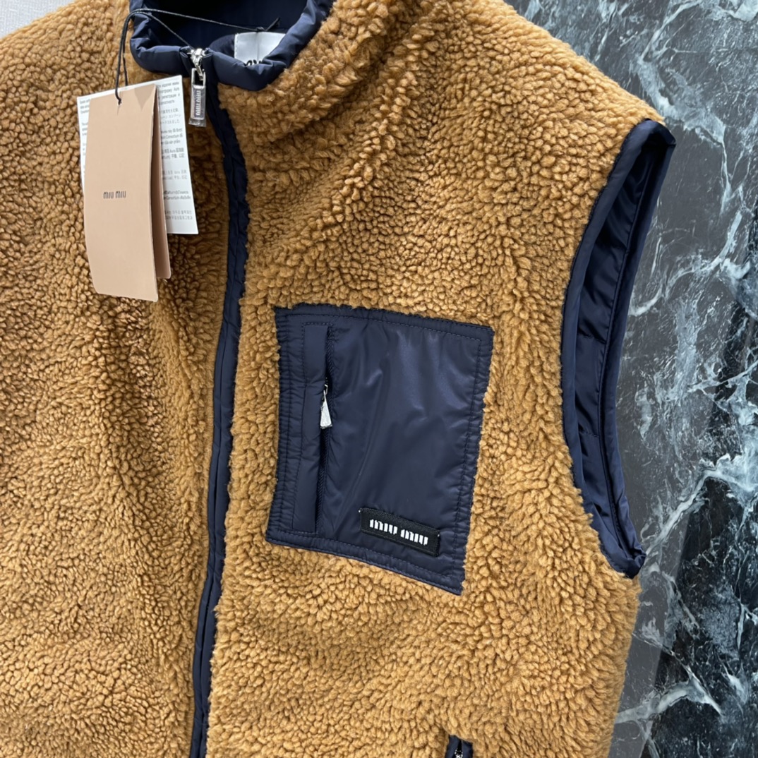 Miu 25秋冬新款 摇粒绒马甲 卡其色主调配深蓝细节 简约百搭 正面有两个拉链口袋 实用性满分 无论叠