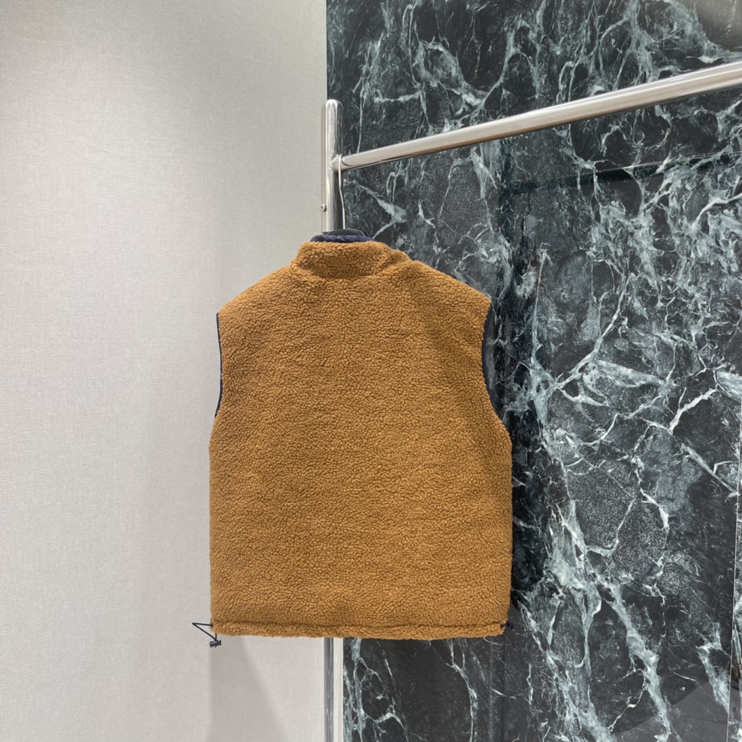 Miu 25秋冬新款 摇粒绒马甲 卡其色主调配深蓝细节 简约百搭 正面有两个拉链口袋 实用性满分 无论叠