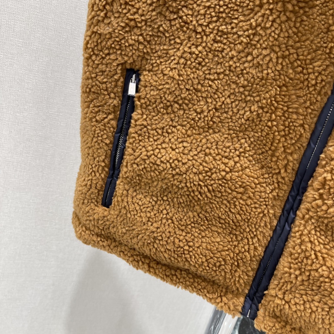 Miu 25秋冬新款 摇粒绒马甲 卡其色主调配深蓝细节 简约百搭 正面有两个拉链口袋 实用性满分 无论叠