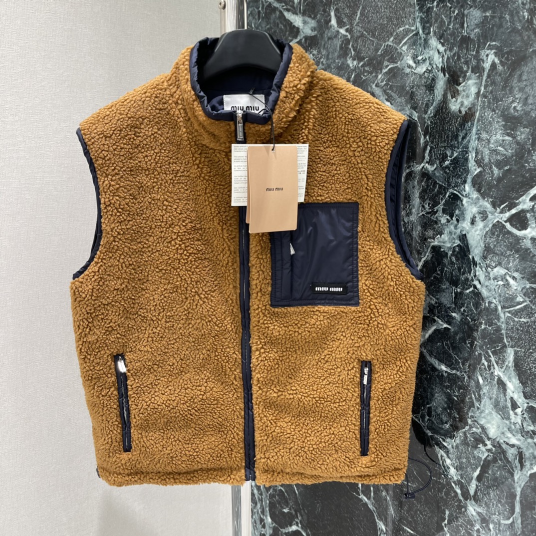 Miu 25秋冬新款 摇粒绒马甲 卡其色主调配深蓝细节 简约百搭 正面有两个拉链口袋 实用性满分 无论叠