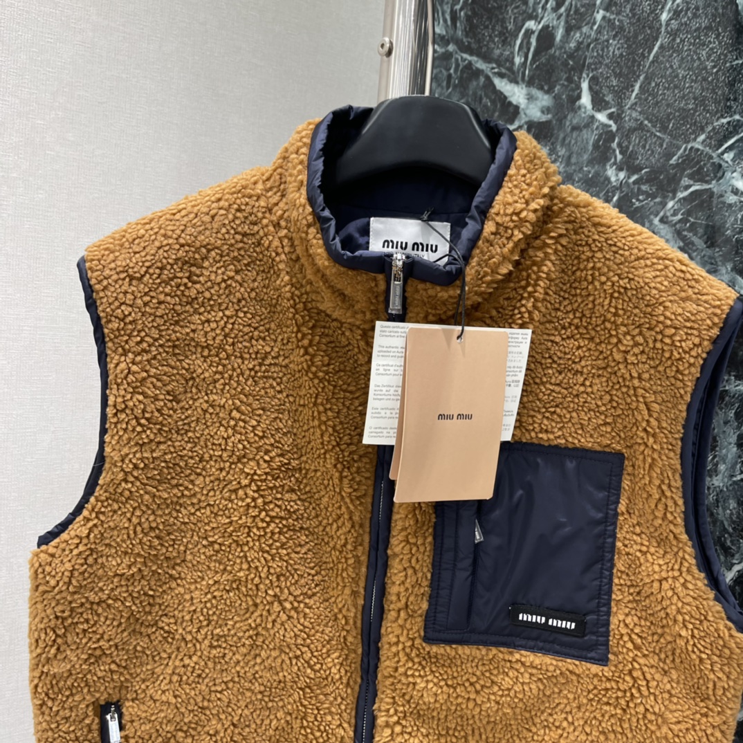 Miu 25秋冬新款 摇粒绒马甲 卡其色主调配深蓝细节 简约百搭 正面有两个拉链口袋 实用性满分 无论叠