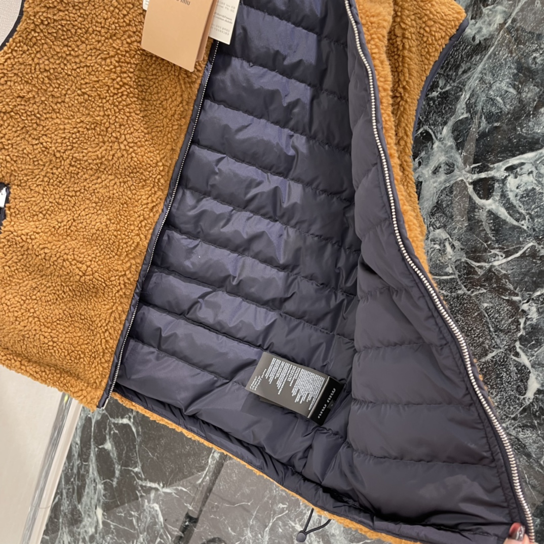 Miu 25秋冬新款 摇粒绒马甲 卡其色主调配深蓝细节 简约百搭 正面有两个拉链口袋 实用性满分 无论叠