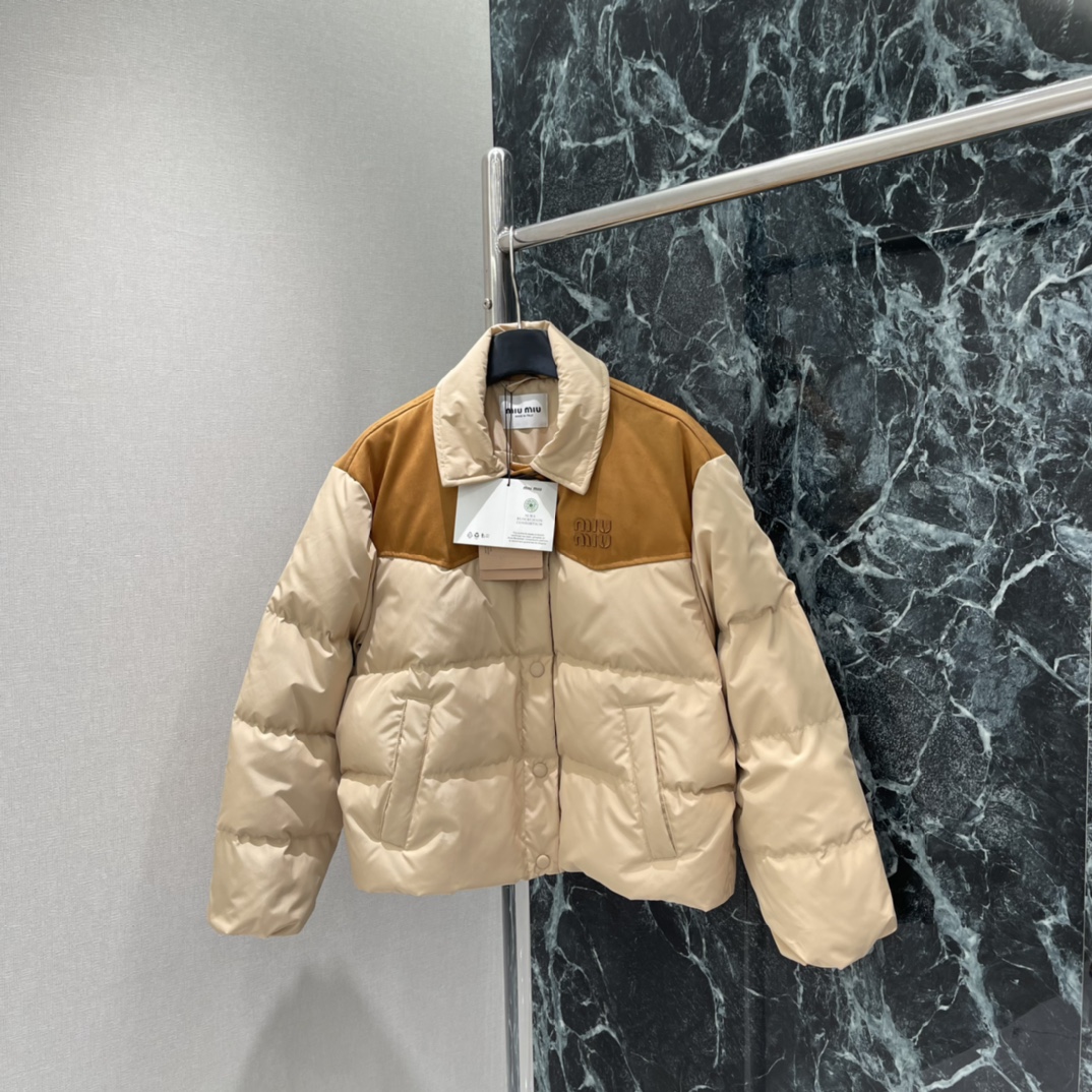 Miu 25秋冬新款 拼色羽绒服 麂皮拼接 复古感满满 短款宽松版型，对小个子超友好，穿着轻盈不臃肿。胸