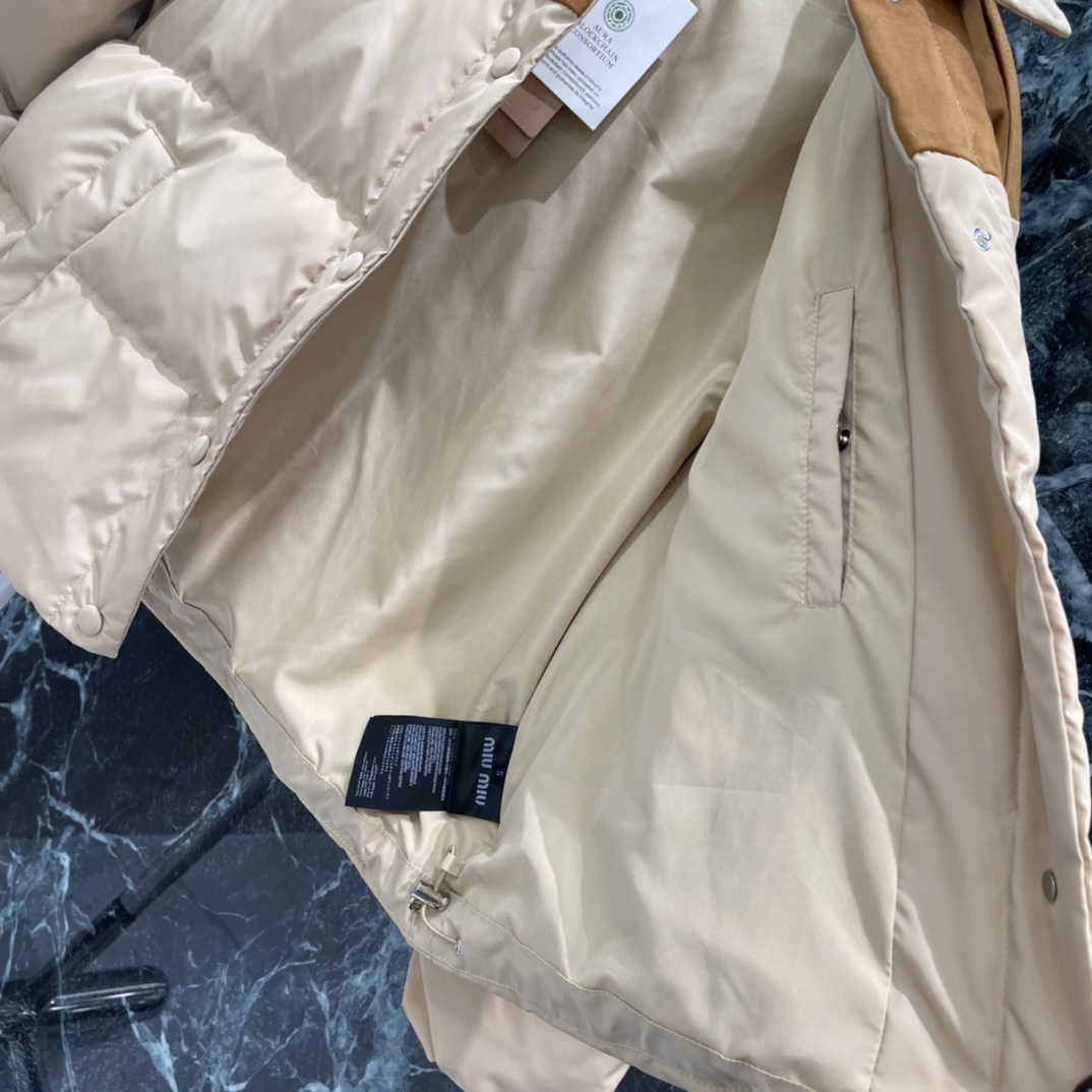 Miu 25秋冬新款 拼色羽绒服 麂皮拼接 复古感满满 短款宽松版型，对小个子超友好，穿着轻盈不臃肿。胸