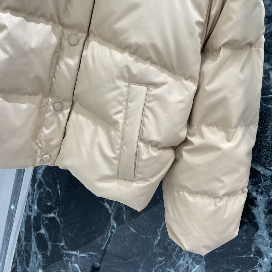 Miu 25秋冬新款 拼色羽绒服 麂皮拼接 复古感满满 短款宽松版型，对小个子超友好，穿着轻盈不臃肿。胸