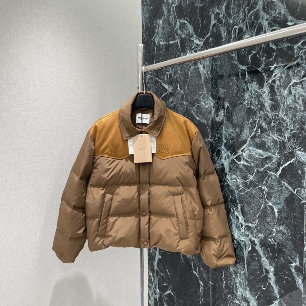 Miu 25秋冬新款 拼色羽绒服 麂皮拼接 复古感满满 短款宽松版型，对小个子超友好，穿着轻盈不臃肿。胸