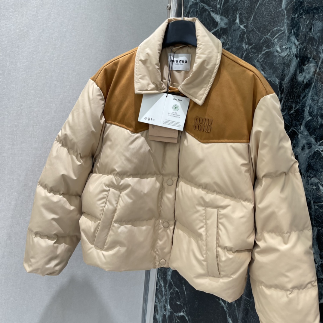 Miu 25秋冬新款 拼色羽绒服 麂皮拼接 复古感满满 短款宽松版型，对小个子超友好，穿着轻盈不臃肿。胸