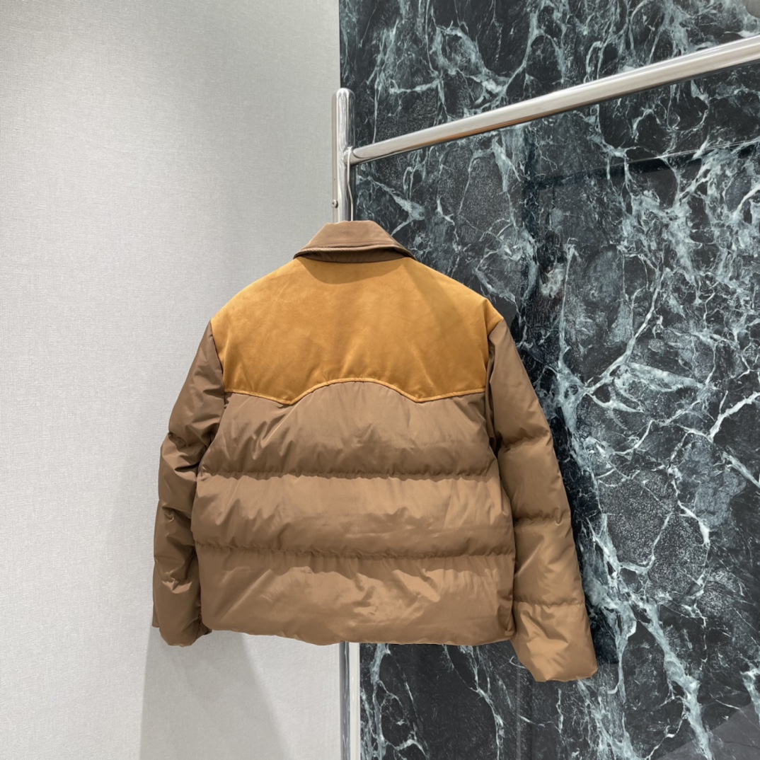 Miu 25秋冬新款 拼色羽绒服 麂皮拼接 复古感满满 短款宽松版型，对小个子超友好，穿着轻盈不臃肿。胸