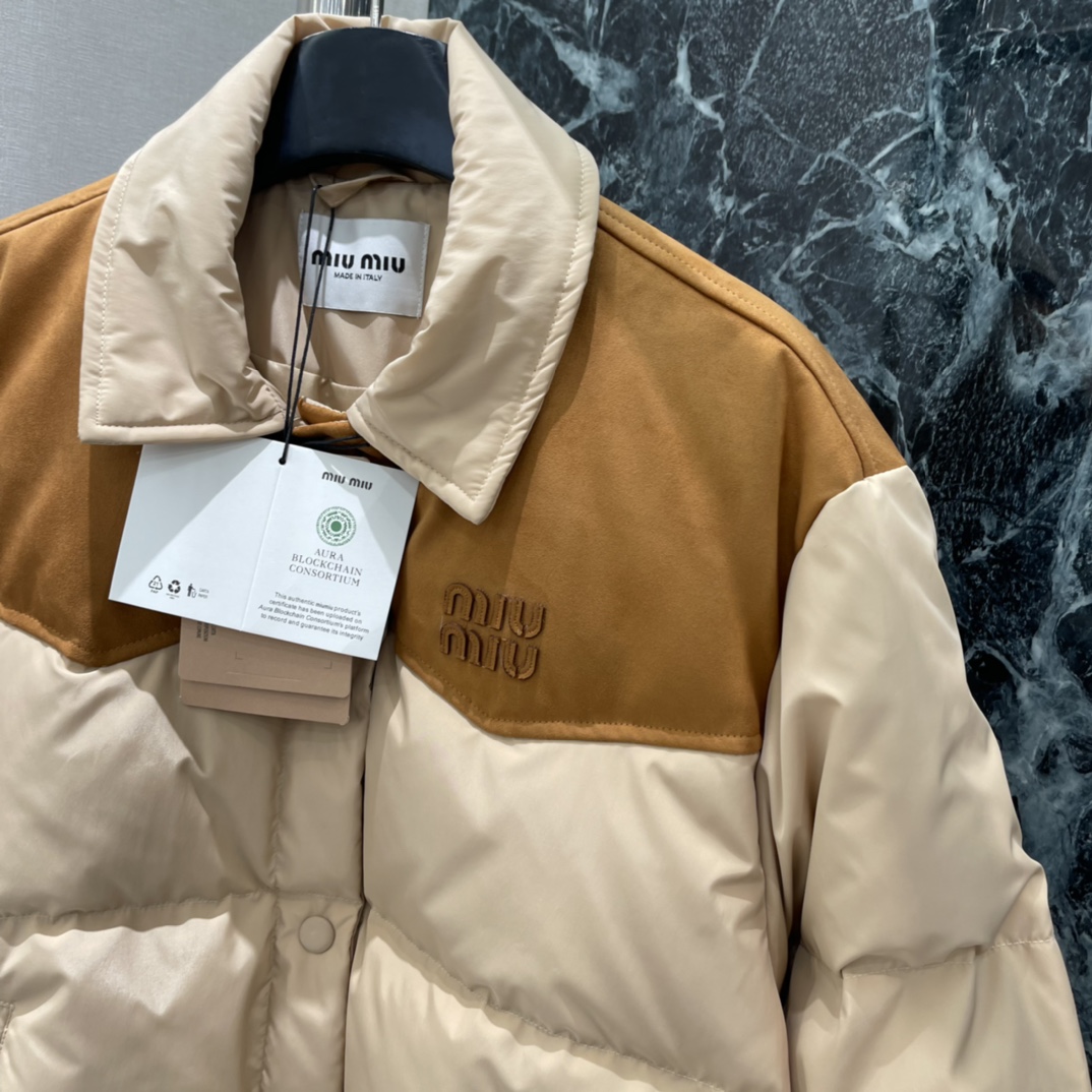Miu 25秋冬新款 拼色羽绒服 麂皮拼接 复古感满满 短款宽松版型，对小个子超友好，穿着轻盈不臃肿。胸