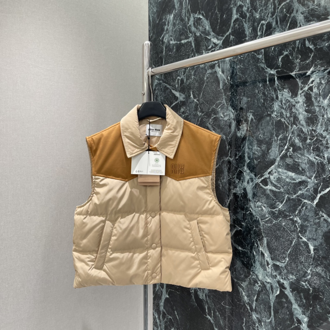 Miu 25秋冬新款 拼色羽绒马甲 麂皮拼接 复古感满满 短款宽松版型，对小个子超友好，穿着轻盈不臃肿。