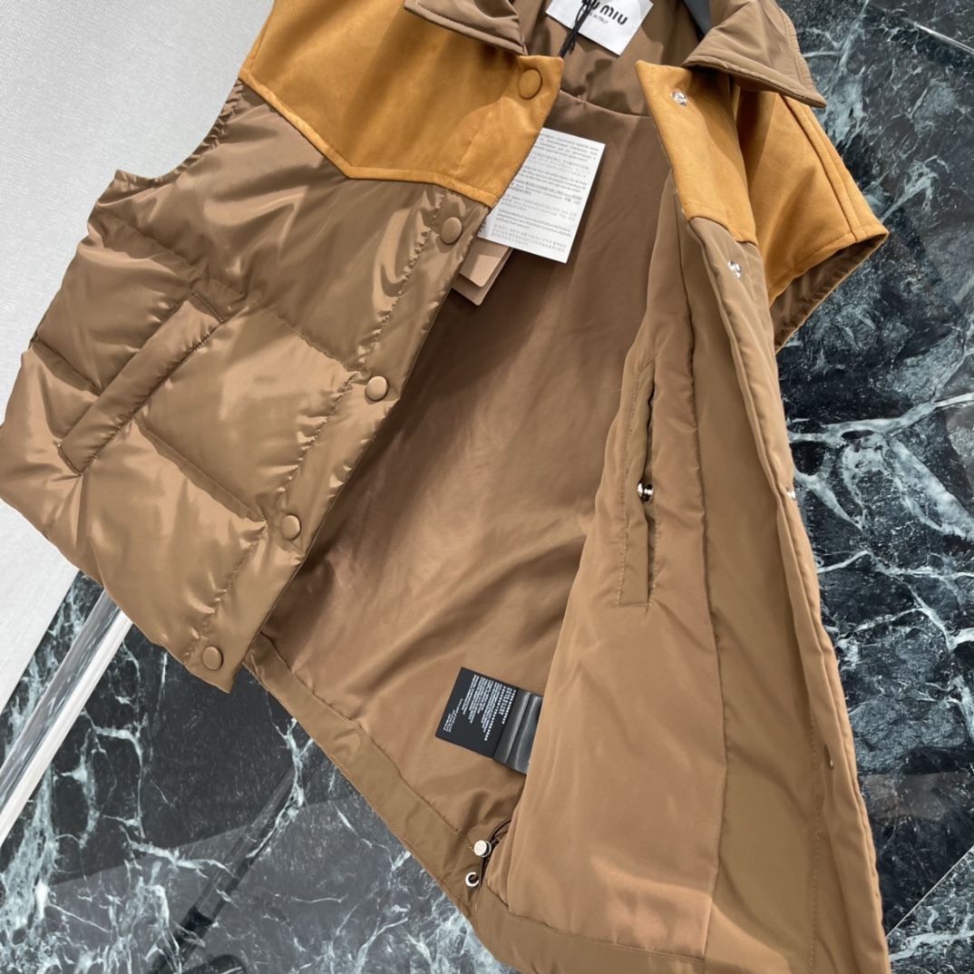 Miu 25秋冬新款 拼色羽绒马甲 麂皮拼接 复古感满满 短款宽松版型，对小个子超友好，穿着轻盈不臃肿。