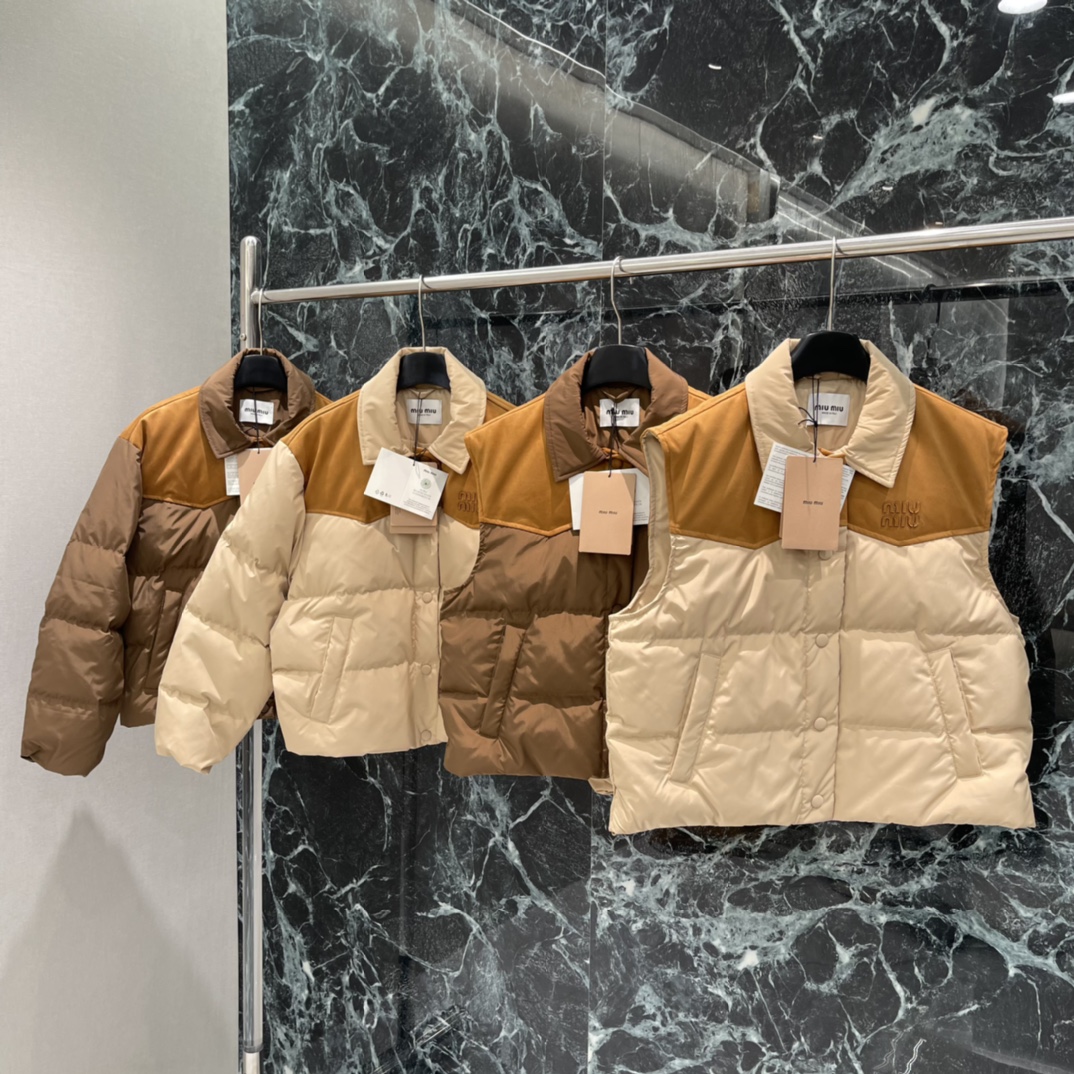 Miu 25秋冬新款 拼色羽绒马甲 麂皮拼接 复古感满满 短款宽松版型，对小个子超友好，穿着轻盈不臃肿。