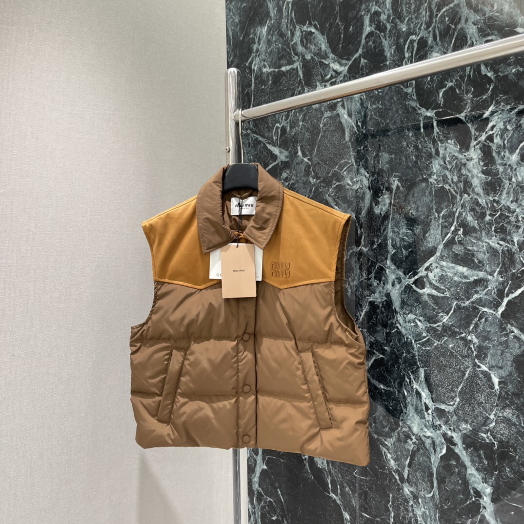 Miu 25秋冬新款 拼色羽绒马甲 麂皮拼接 复古感满满 短款宽松版型，对小个子超友好，穿着轻盈不臃肿。