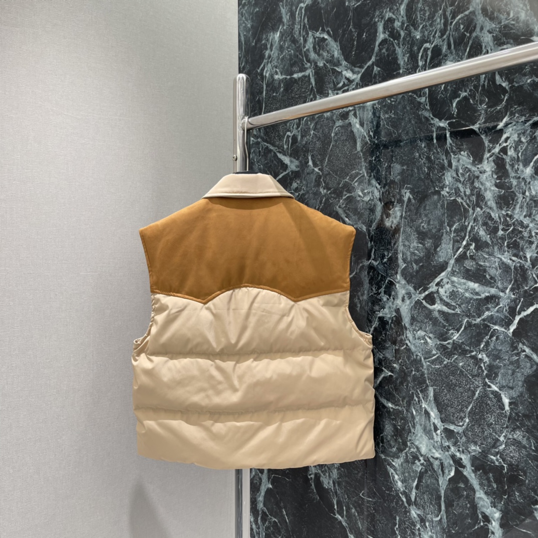 Miu 25秋冬新款 拼色羽绒马甲 麂皮拼接 复古感满满 短款宽松版型，对小个子超友好，穿着轻盈不臃肿。