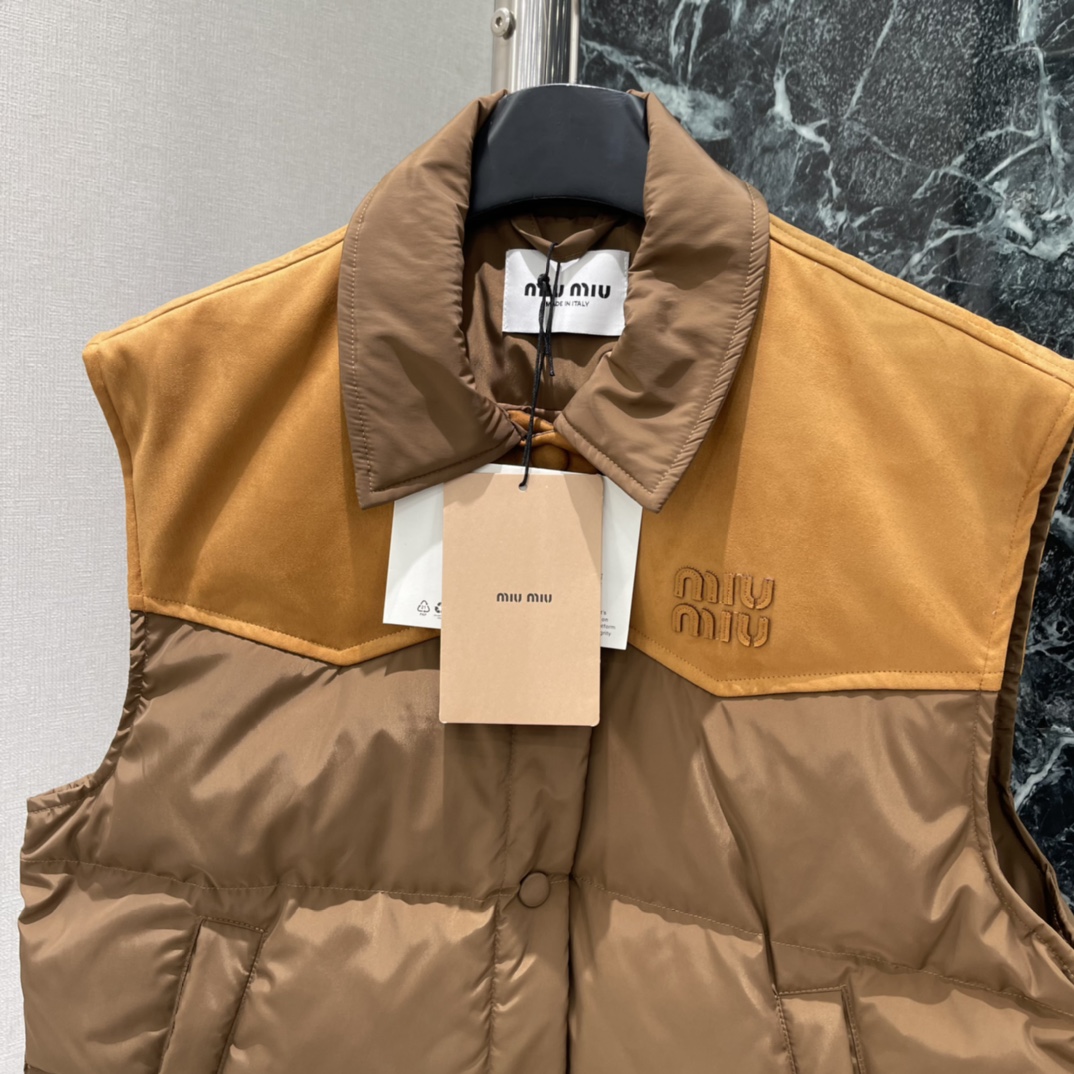 Miu 25秋冬新款 拼色羽绒马甲 麂皮拼接 复古感满满 短款宽松版型，对小个子超友好，穿着轻盈不臃肿。