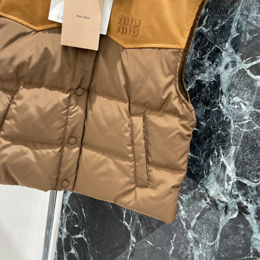 Miu 25秋冬新款 拼色羽绒马甲 麂皮拼接 复古感满满 短款宽松版型，对小个子超友好，穿着轻盈不臃肿。