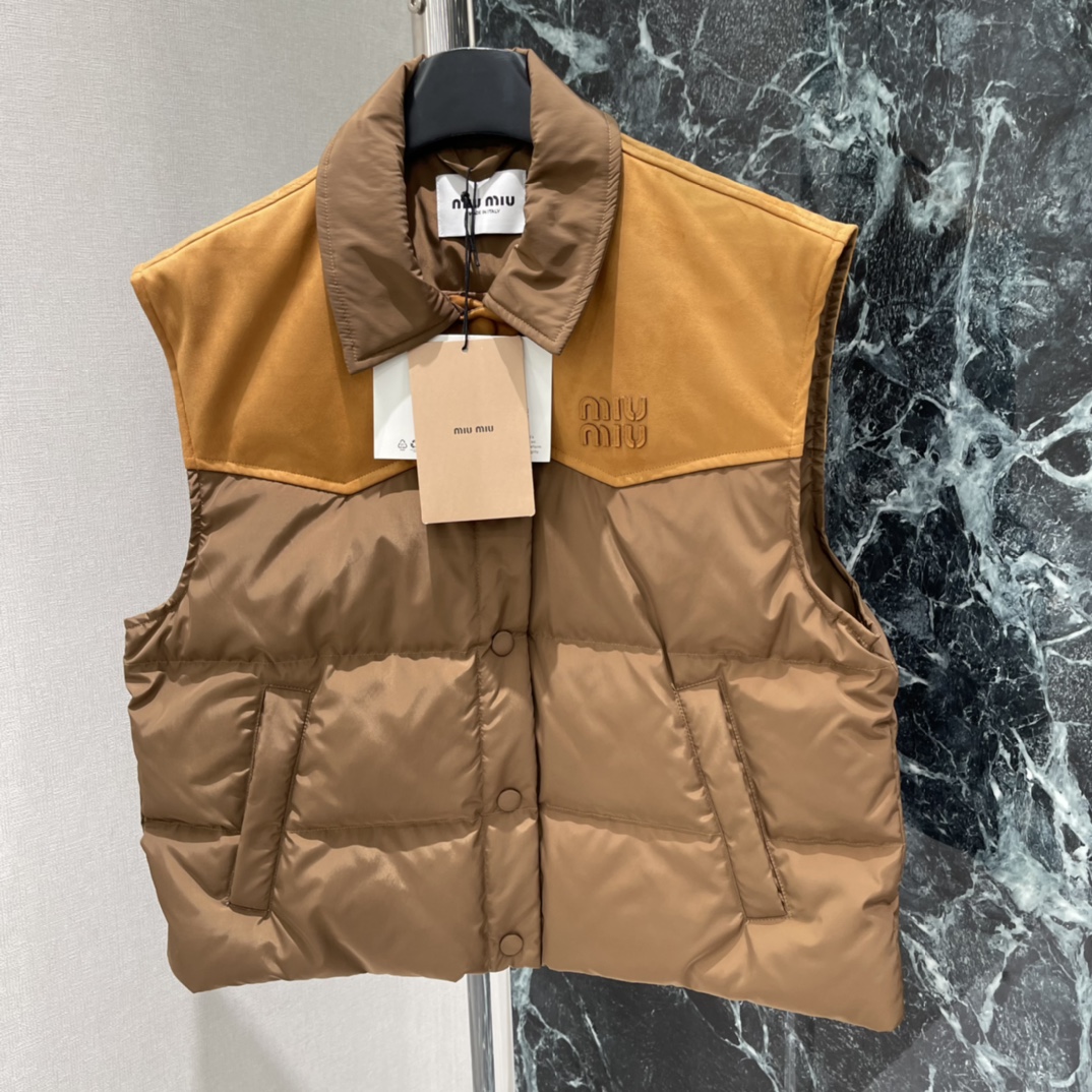 Miu 25秋冬新款 拼色羽绒马甲 麂皮拼接 复古感满满 短款宽松版型，对小个子超友好，穿着轻盈不臃肿。
