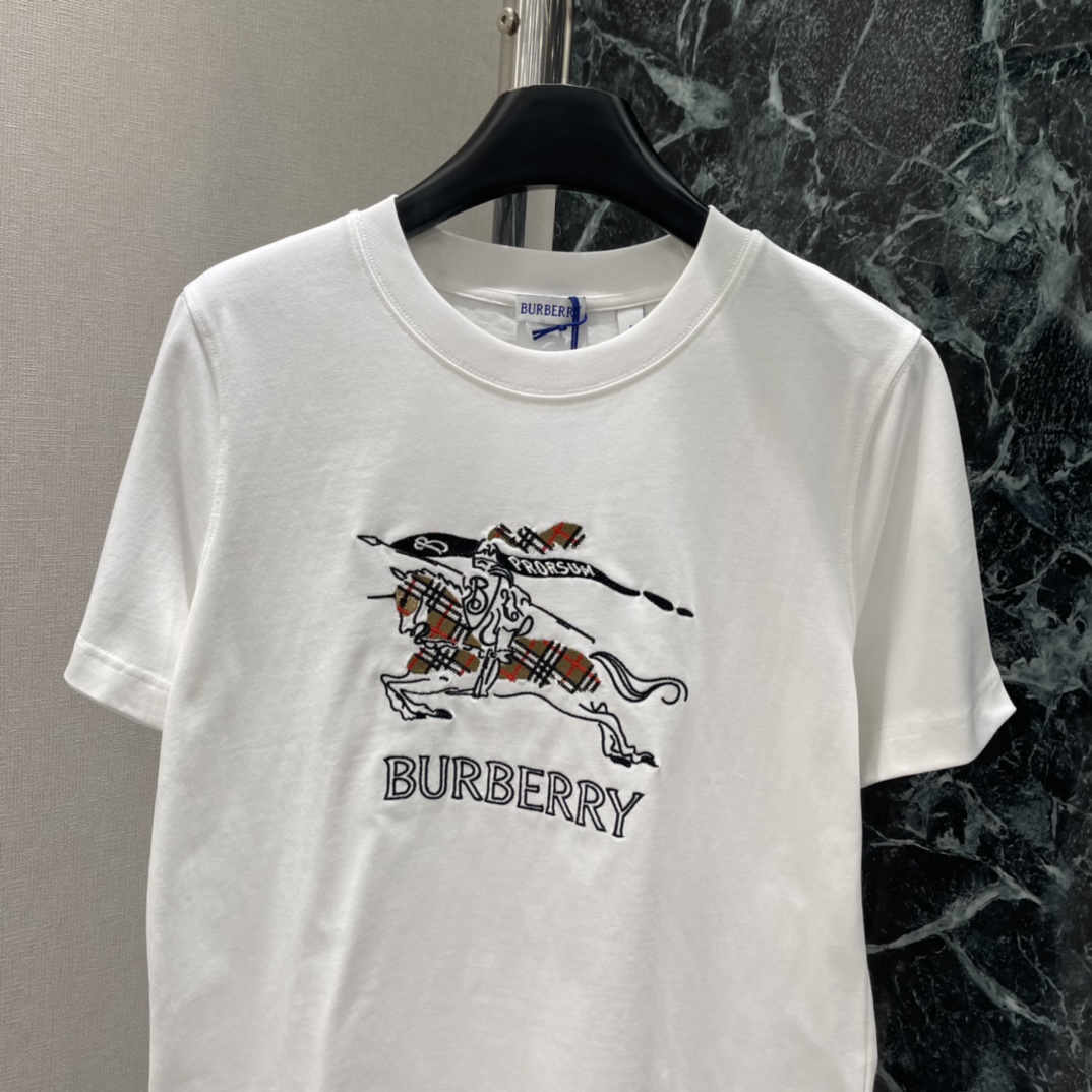 BBR 25秋冬新款 印花刺绣短袖T恤 正面是经典骑士图案+品牌logo 英伦风满满 粉色款超温柔 宽松