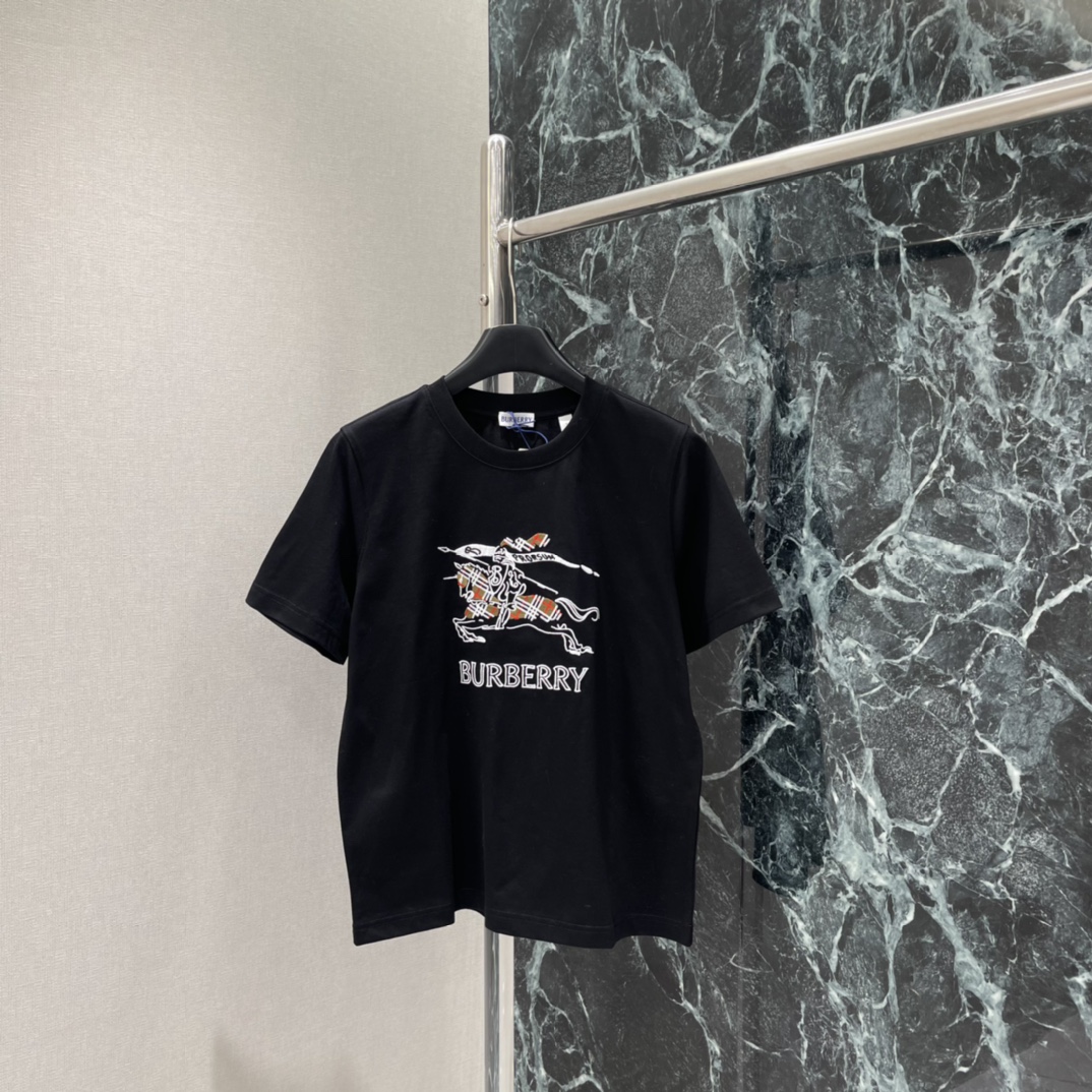 BBR 25秋冬新款 印花刺绣短袖T恤 正面是经典骑士图案+品牌logo 英伦风满满 粉色款超温柔 宽松