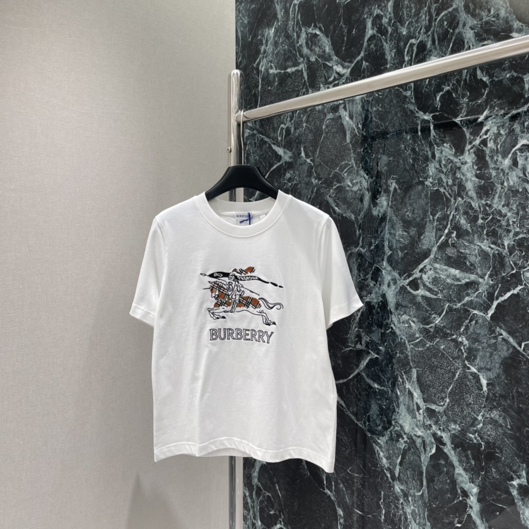 BBR 25秋冬新款 印花刺绣短袖T恤 正面是经典骑士图案+品牌logo 英伦风满满 粉色款超温柔 宽松