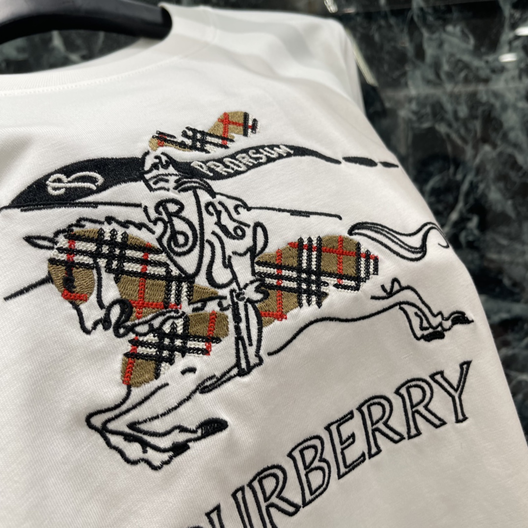 BBR 25秋冬新款 印花刺绣短袖T恤 正面是经典骑士图案+品牌logo 英伦风满满 粉色款超温柔 宽松