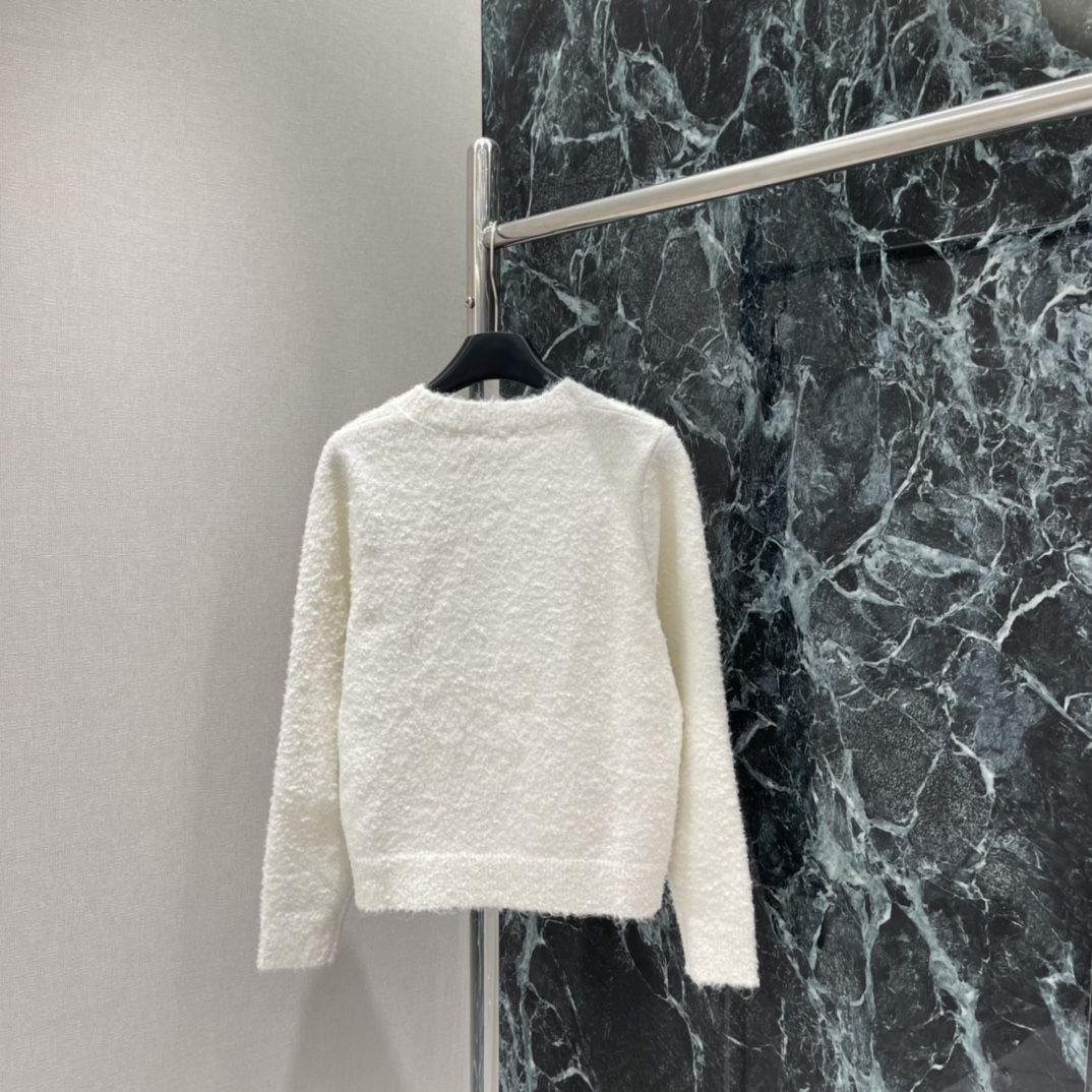 小香 25秋冬新款 立体字母钉珠毛衣 正面有经典Logo点缀 简约又有辨识度 宽松版型圆领设计 秋冬穿超