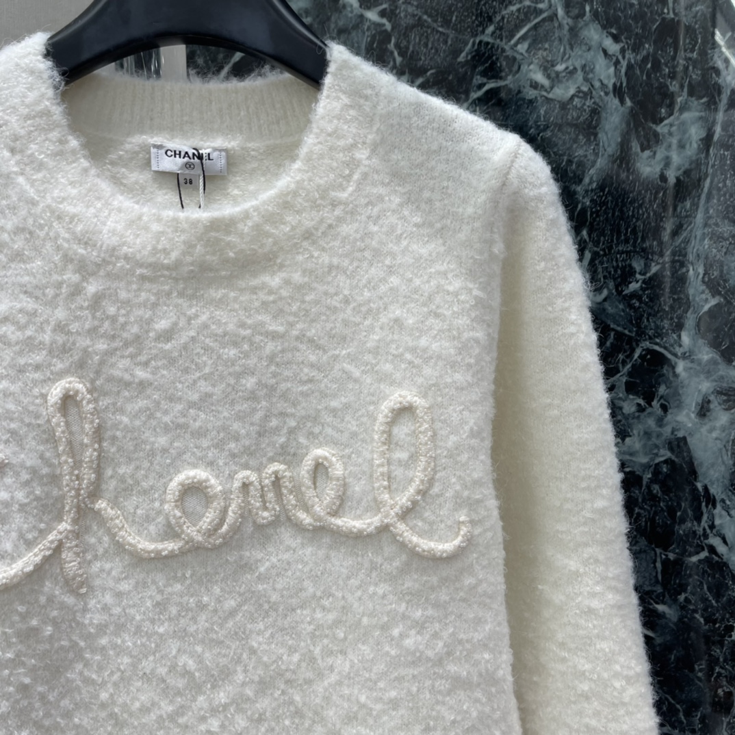 小香 25秋冬新款 立体字母钉珠毛衣 正面有经典Logo点缀 简约又有辨识度 宽松版型圆领设计 秋冬穿超