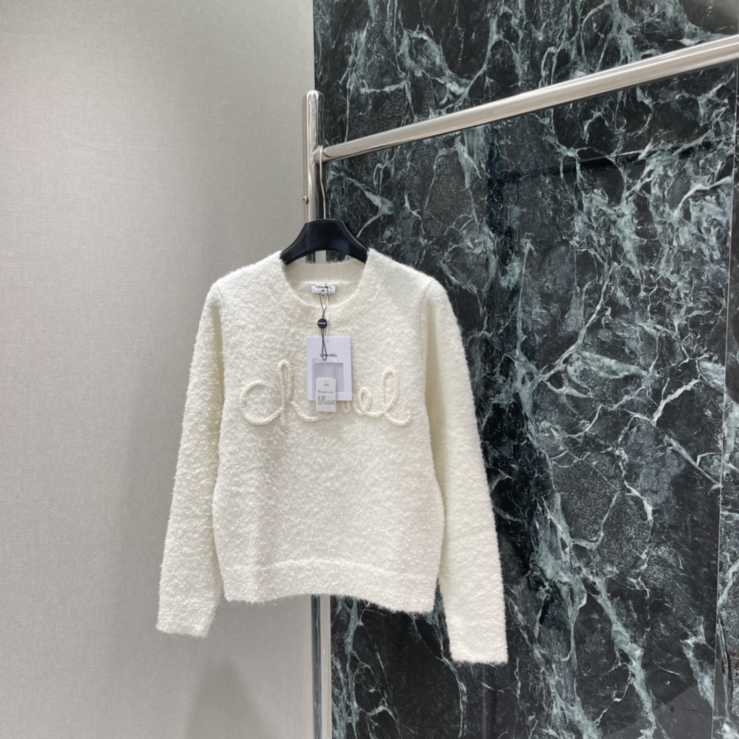 小香 25秋冬新款 立体字母钉珠毛衣 正面有经典Logo点缀 简约又有辨识度 宽松版型圆领设计 秋冬穿超