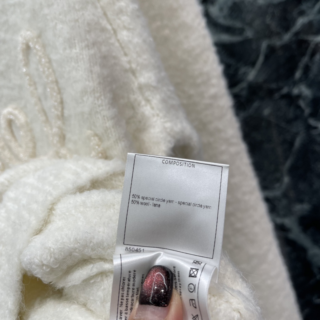 小香 25秋冬新款 立体字母钉珠毛衣 正面有经典Logo点缀 简约又有辨识度 宽松版型圆领设计 秋冬穿超