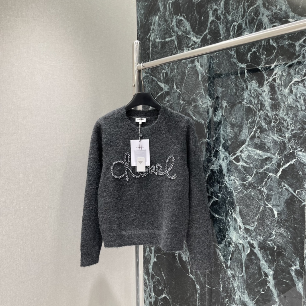 小香 25秋冬新款 立体字母钉珠毛衣 正面有经典Logo点缀 简约又有辨识度 宽松版型圆领设计 秋冬穿超