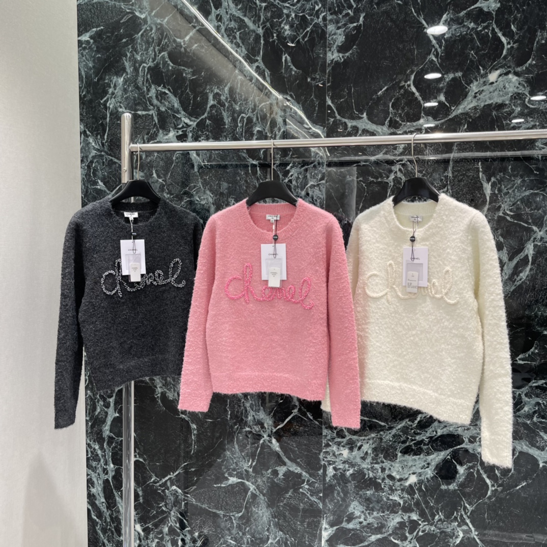 小香 25秋冬新款 立体字母钉珠毛衣 正面有经典Logo点缀 简约又有辨识度 宽松版型圆领设计 秋冬穿超