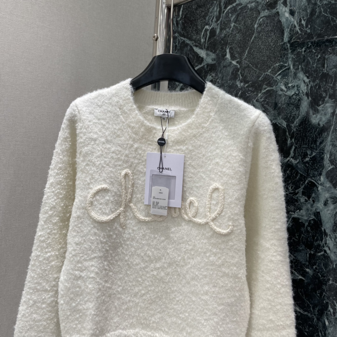 小香 25秋冬新款 立体字母钉珠毛衣 正面有经典Logo点缀 简约又有辨识度 宽松版型圆领设计 秋冬穿超