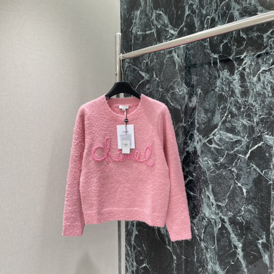 小香 25秋冬新款 立体字母钉珠毛衣 正面有经典Logo点缀 简约又有辨识度 宽松版型圆领设计 秋冬穿超