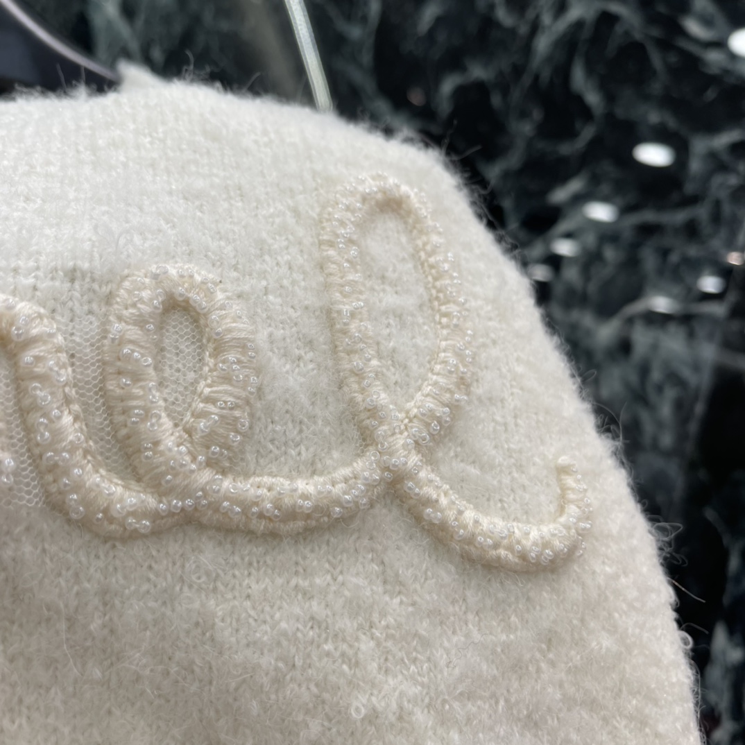 小香 25秋冬新款 立体字母钉珠毛衣 正面有经典Logo点缀 简约又有辨识度 宽松版型圆领设计 秋冬穿超