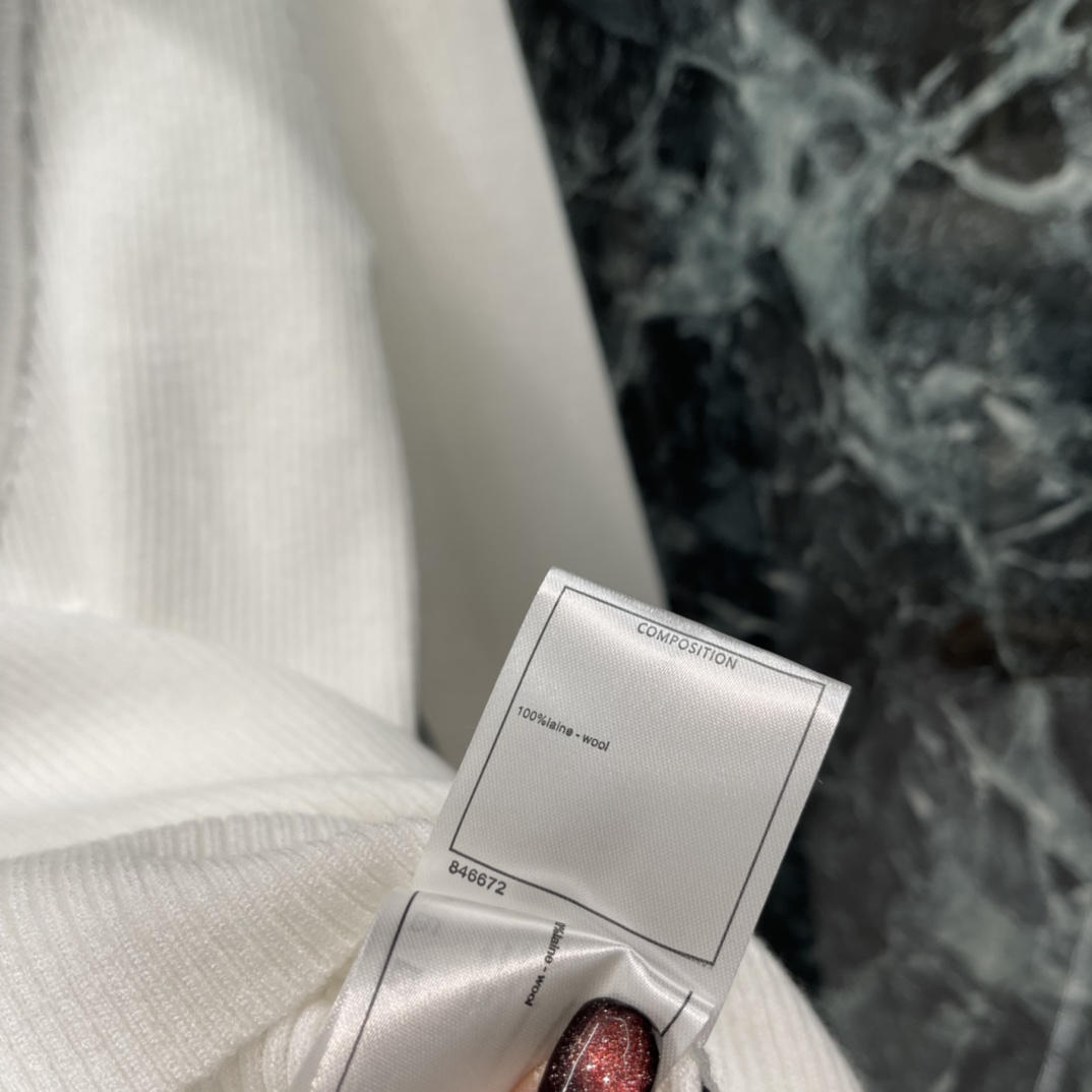 小香 25秋冬新款 翻领假两件针织衫 撞色V领针织设计叠穿感满满!袖口和下摆也有白色边缘 细节超加分春秋