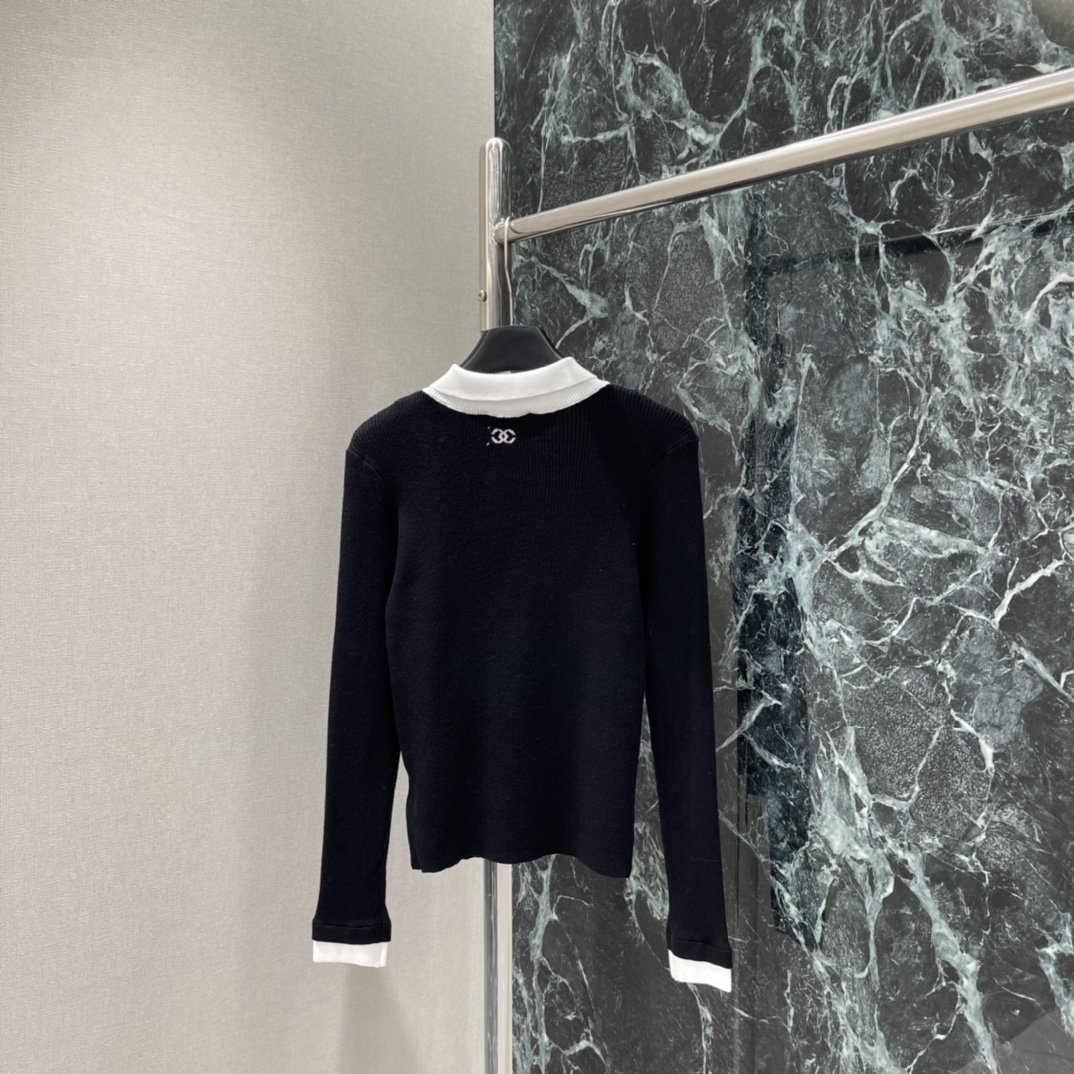 小香 25秋冬新款 翻领假两件针织衫 撞色V领针织设计叠穿感满满!袖口和下摆也有白色边缘 细节超加分春秋