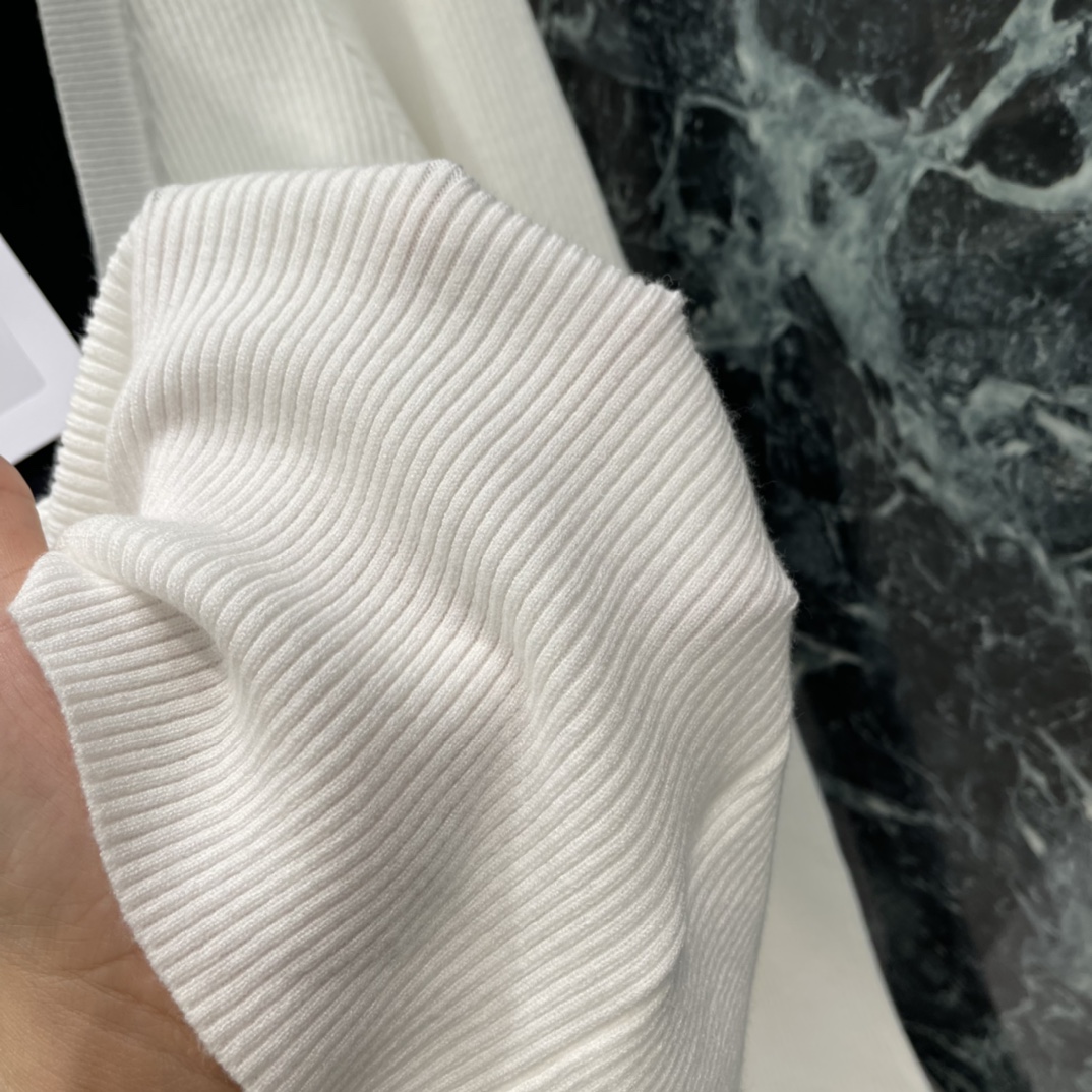 小香 25秋冬新款 翻领假两件针织衫 撞色V领针织设计叠穿感满满!袖口和下摆也有白色边缘 细节超加分春秋