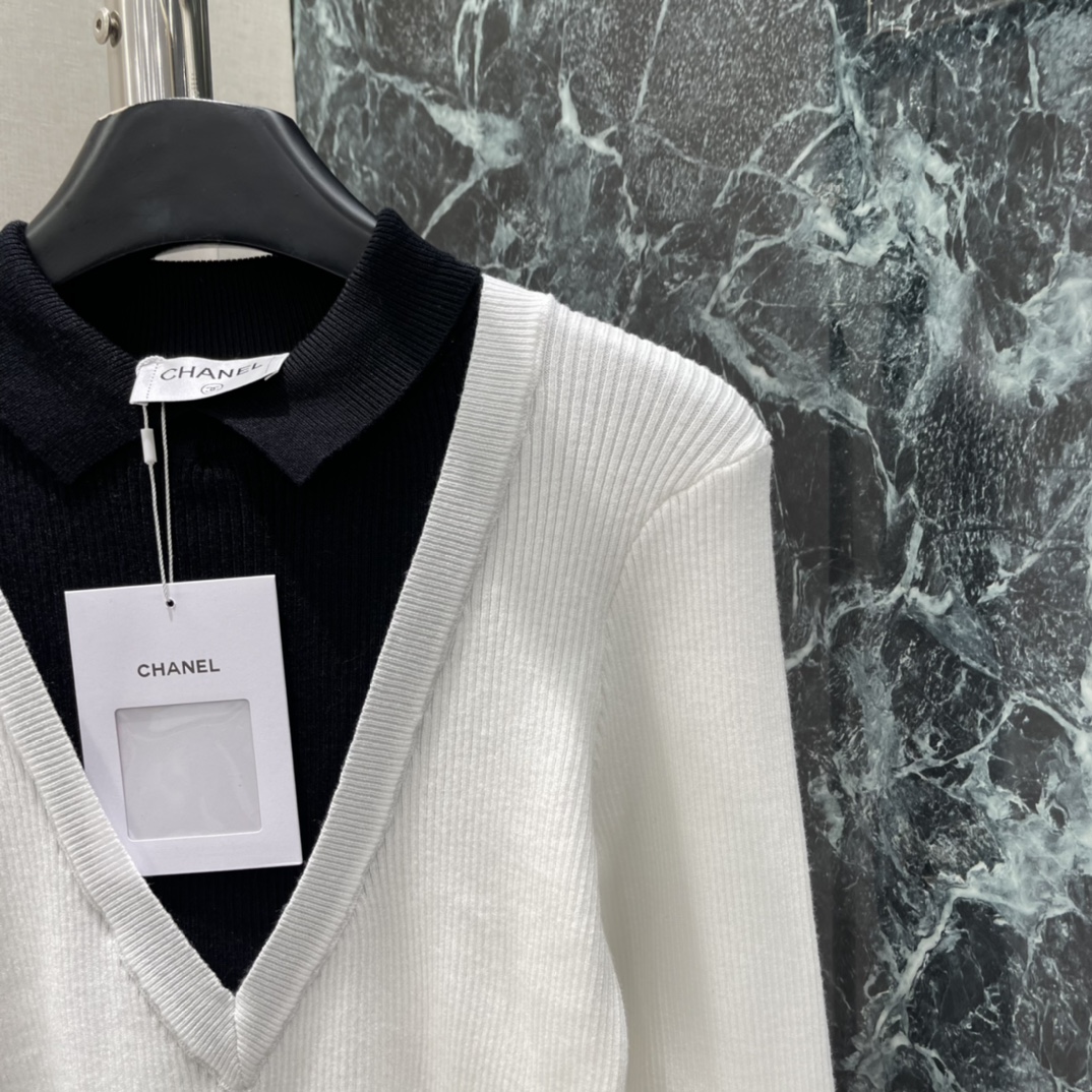 小香 25秋冬新款 翻领假两件针织衫 撞色V领针织设计叠穿感满满!袖口和下摆也有白色边缘 细节超加分春秋