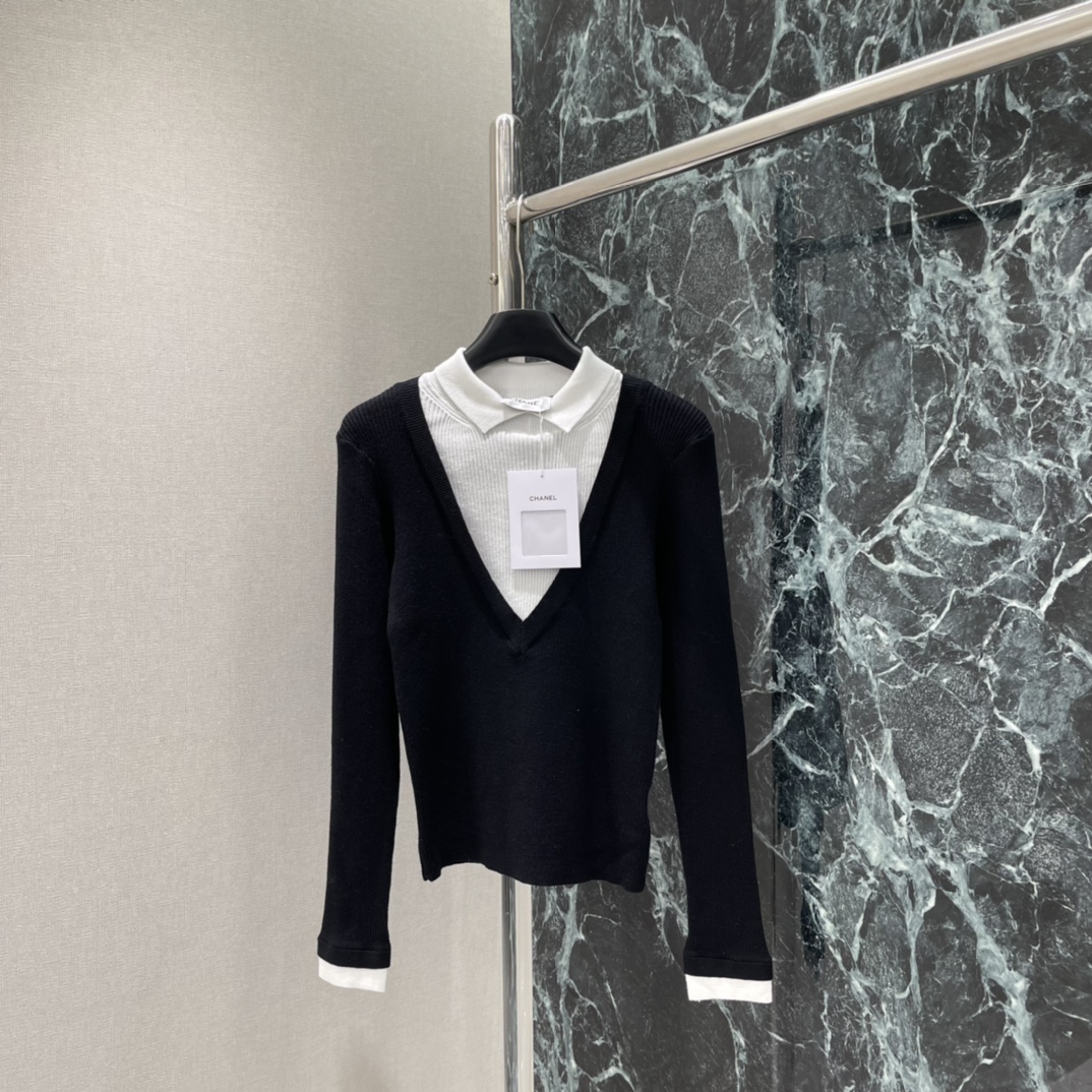 小香 25秋冬新款 翻领假两件针织衫 撞色V领针织设计叠穿感满满!袖口和下摆也有白色边缘 细节超加分春秋