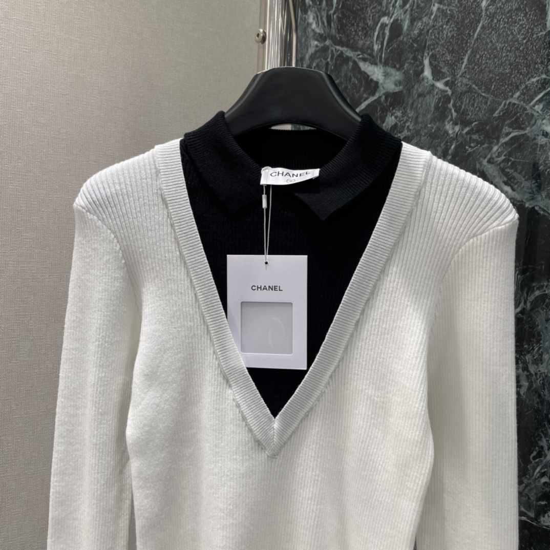 小香 25秋冬新款 翻领假两件针织衫 撞色V领针织设计叠穿感满满!袖口和下摆也有白色边缘 细节超加分春秋