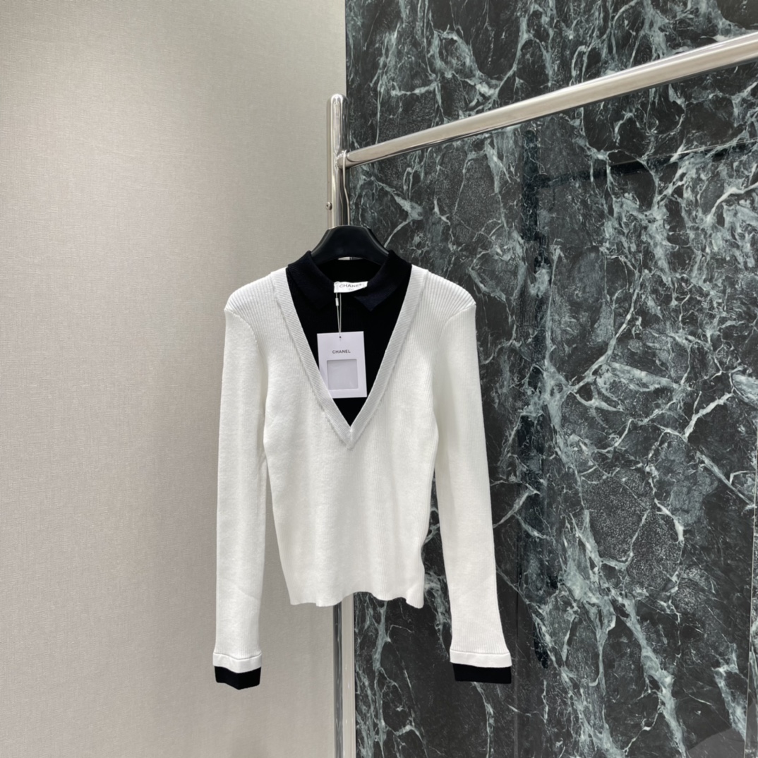 小香 25秋冬新款 翻领假两件针织衫 撞色V领针织设计叠穿感满满!袖口和下摆也有白色边缘 细节超加分春秋