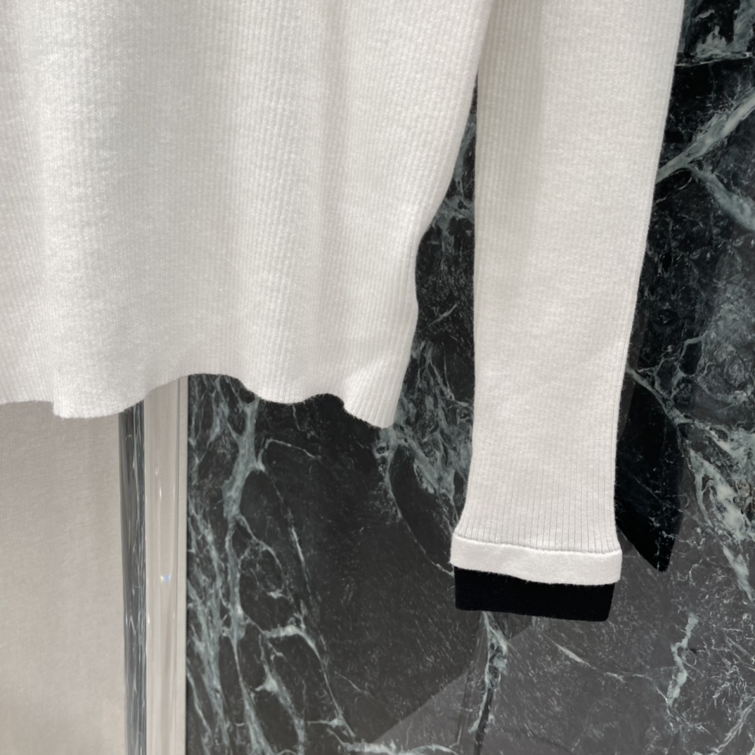 小香 25秋冬新款 翻领假两件针织衫 撞色V领针织设计叠穿感满满!袖口和下摆也有白色边缘 细节超加分春秋