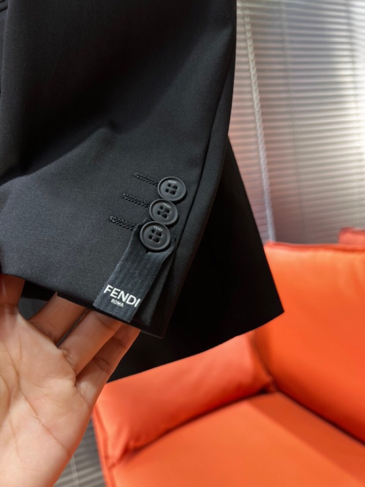 FENDI 芬迪 2024新款西服西装单西，高端版本！定制羊毛混纺面料 透气舒适度高，细节无可挑剔，品牌