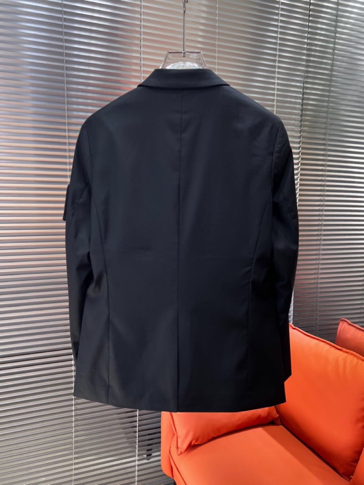 FENDI 芬迪 2024新款西服西装单西，高端版本！定制羊毛混纺面料 透气舒适度高，细节无可挑剔，品牌