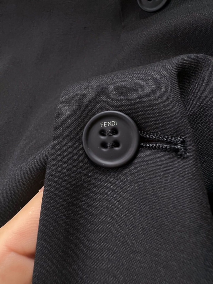 FENDI 芬迪 2024新款西服西装单西，高端版本！定制羊毛混纺面料 透气舒适度高，细节无可挑剔，品牌