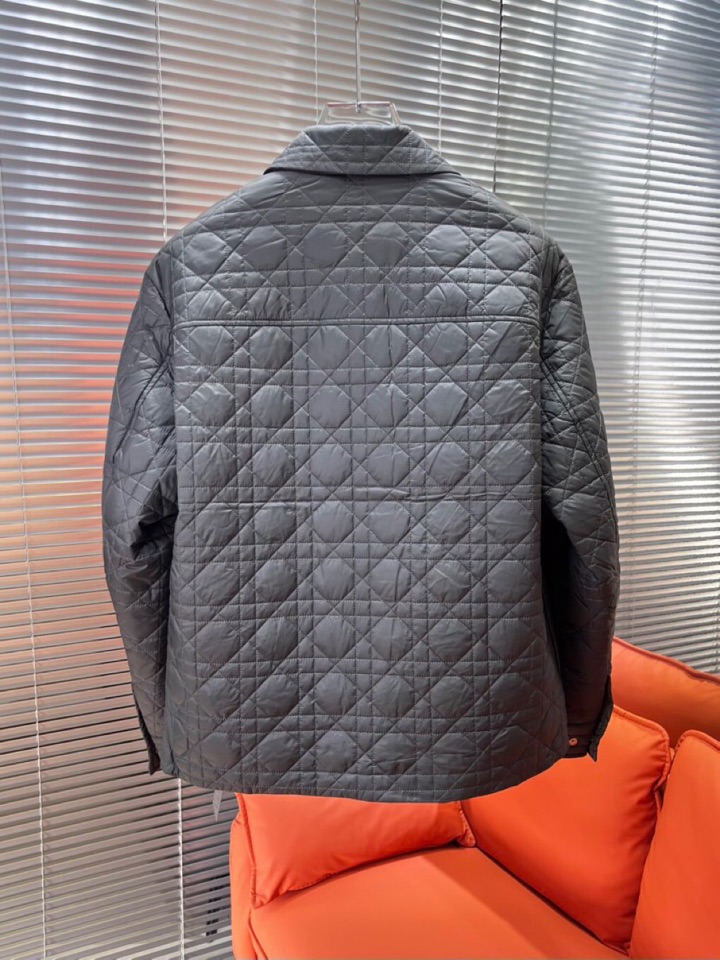 Dior 迪奥藤格面料纹棉服翻领夹克外套\n这款重新演绎经典设计，彰显现代风格。采用黑色科技面料精心制作