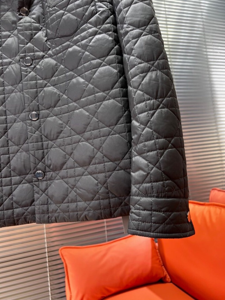 Dior 迪奥藤格面料纹棉服翻领夹克外套\n这款重新演绎经典设计，彰显现代风格。采用黑色科技面料精心制作