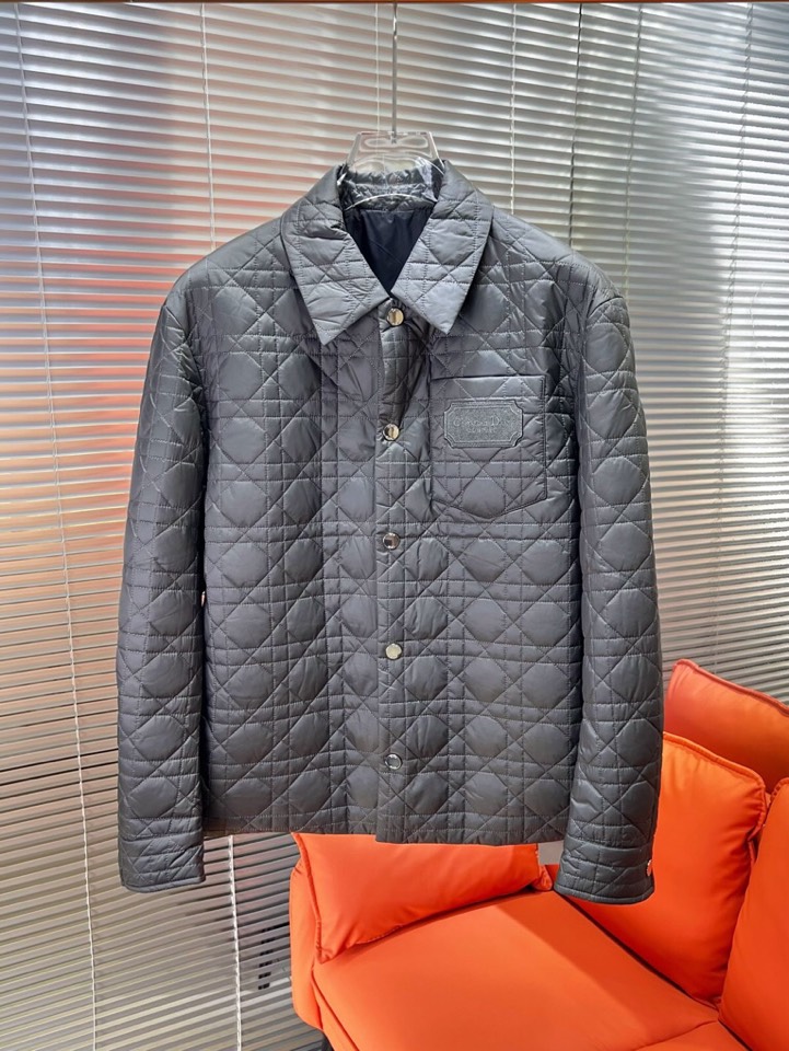 Dior 迪奥藤格面料纹棉服翻领夹克外套\n这款重新演绎经典设计，彰显现代风格。采用黑色科技面料精心制作