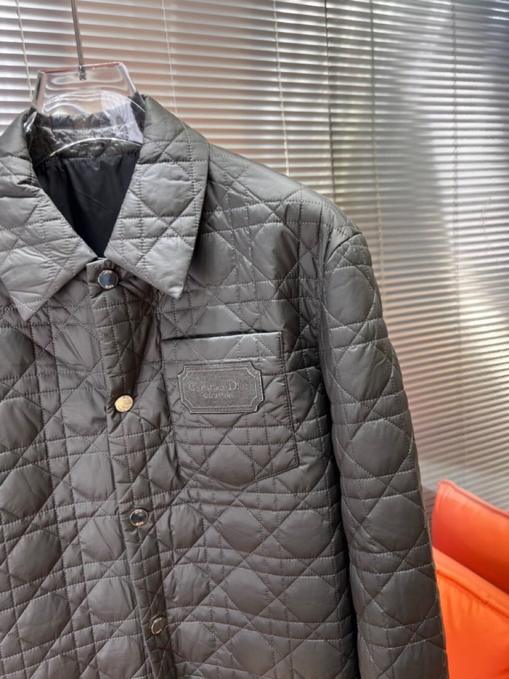 Dior 迪奥藤格面料纹棉服翻领夹克外套\n这款重新演绎经典设计，彰显现代风格。采用黑色科技面料精心制作