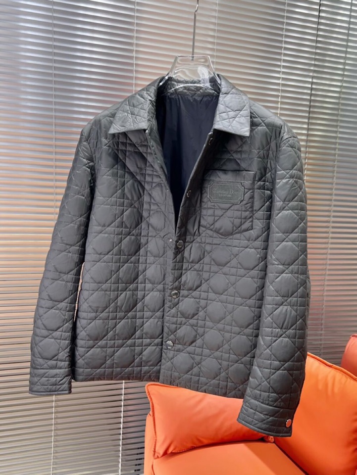 Dior 迪奥藤格面料纹棉服翻领夹克外套\n这款重新演绎经典设计，彰显现代风格。采用黑色科技面料精心制作